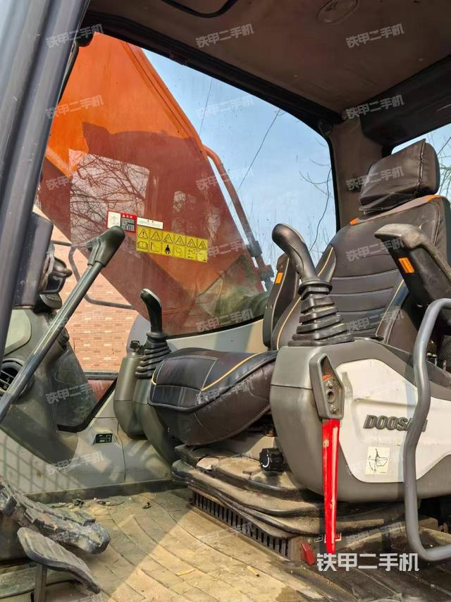 驾驶室整体(整机外观) 驾驶室整体(整机外观)