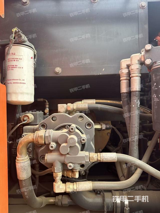 液压泵舱室正面整体(整机外观) 液压泵舱室正面整体(整机外观)