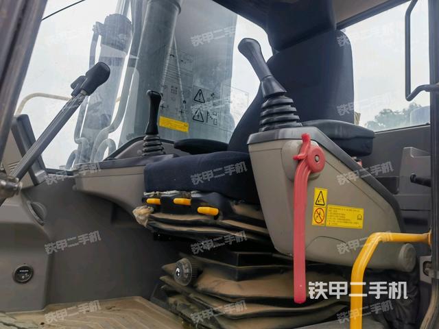 駕駛室整體(整機(jī)外觀) 駕駛室整體(整機(jī)外觀)