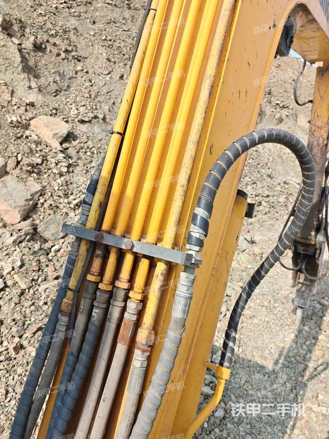 转盘和下车架正前(工作和回转装置) 转盘和下车架正前(工作和回转装置)