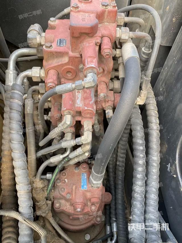 回转马达和主控阀(整机外观) 回转马达和主控阀(整机外观)