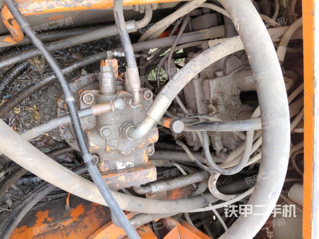 回轉(zhuǎn)馬達(dá)和主控閥(整機(jī)外觀) 回轉(zhuǎn)馬達(dá)和主控閥(整機(jī)外觀)