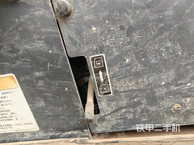 座椅右側(cè)控制臺(tái)/鑰匙門(mén)/油門(mén)/含右手柄(駕駛室部分) 座椅右側(cè)控制臺(tái)/鑰匙門(mén)/油門(mén)/含右手柄(駕駛室部分)