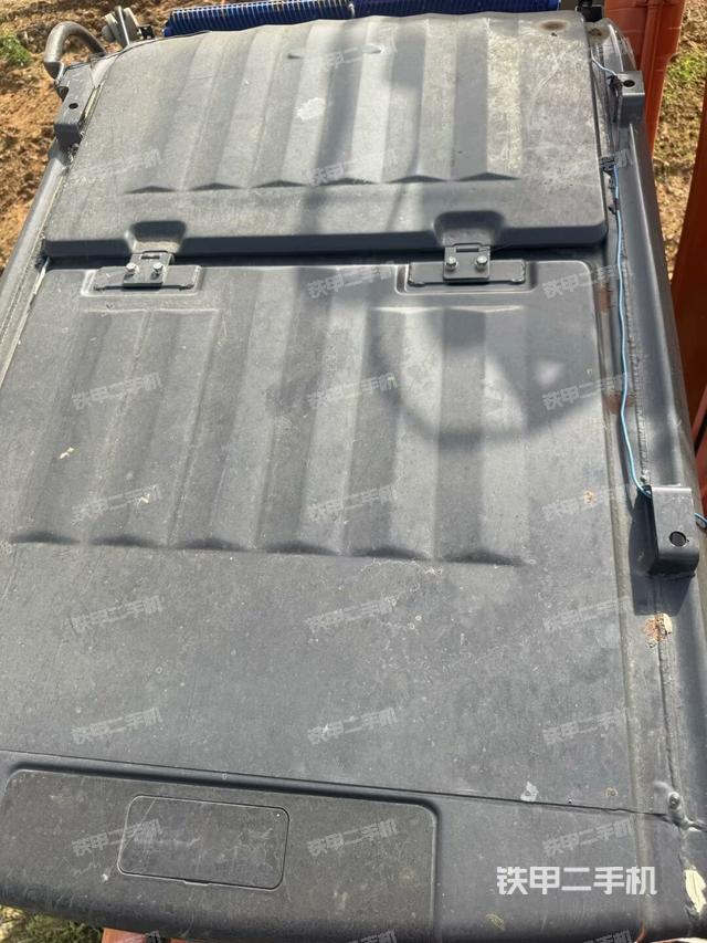 驾驶室顶部(整机外观) 驾驶室顶部(整机外观)