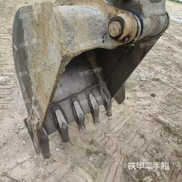 铲斗右后整体(工作和回转装置) 铲斗右后整体(工作和回转装置)