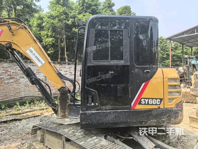 駕駛室整體(整機(jī)外觀) 駕駛室整體(整機(jī)外觀)