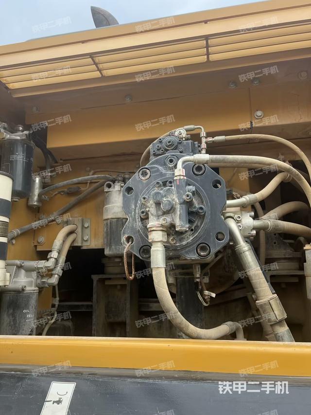 液壓泵艙室正面整體(整機(jī)外觀) 液壓泵艙室正面整體(整機(jī)外觀)