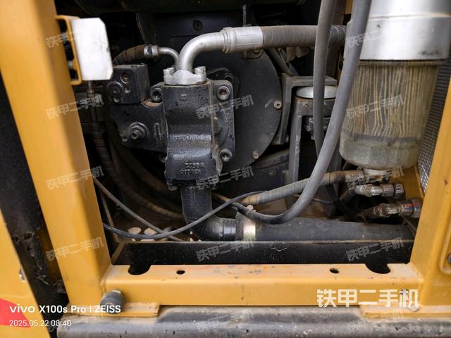 液壓泵艙室正面整體(整機外觀) 液壓泵艙室正面整體(整機外觀)