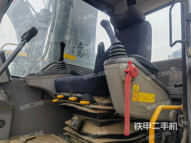駕駛室整體(整機(jī)外觀) 駕駛室整體(整機(jī)外觀)