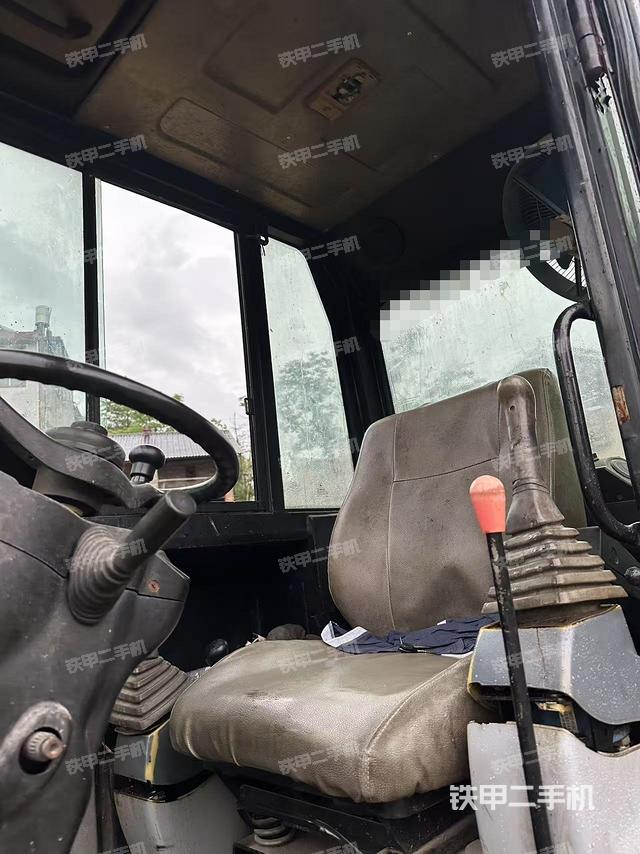 驾驶室整体(整机外观) 驾驶室整体(整机外观)