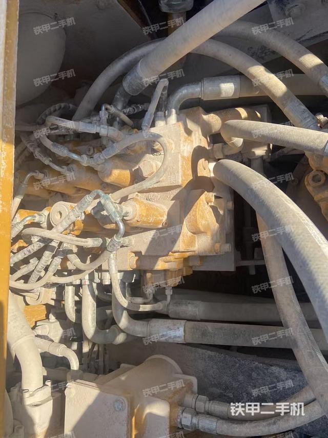 回转马达和主控阀（整机外观）