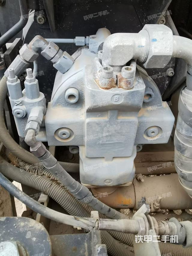 液壓泵艙室正面整體（整機外觀）