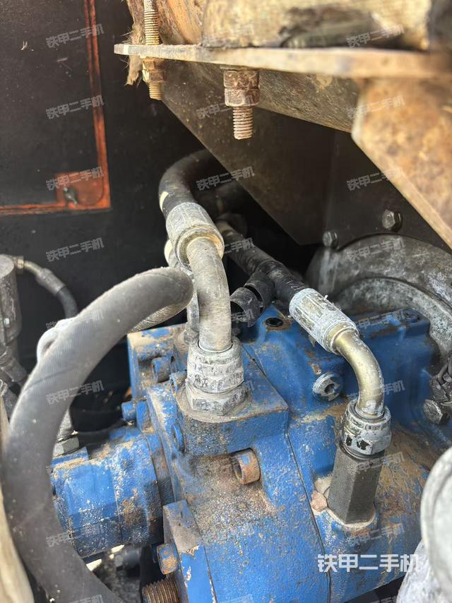 液压泵舱室正面整体（整机外观）