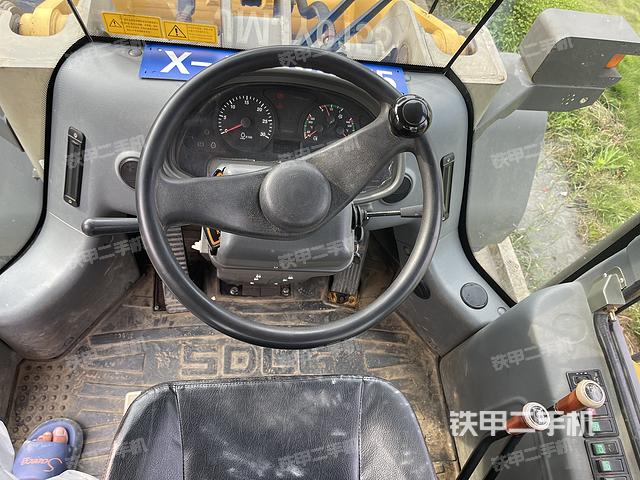 驾驶室操作台(整机外观及大件) 驾驶室操作台(整机外观及大件)