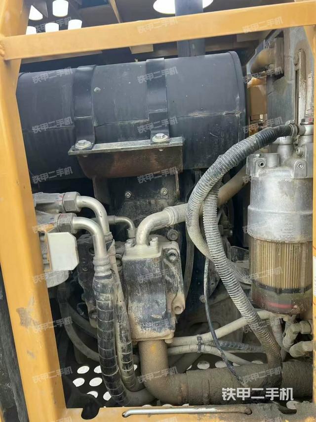 液壓泵艙室正面整體(整機外觀) 液壓泵艙室正面整體(整機外觀)