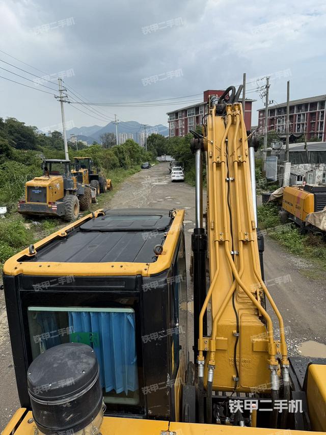 駕駛室頂部(整機(jī)外觀) 駕駛室頂部(整機(jī)外觀)