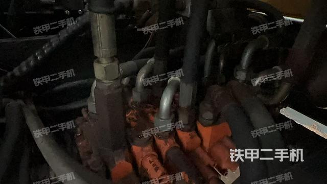 回转马达和主控阀(整机外观) 回转马达和主控阀(整机外观)