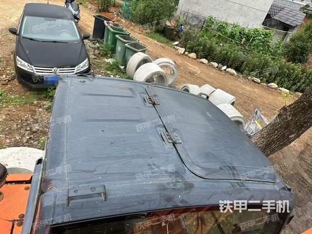駕駛室頂部(整機(jī)外觀) 駕駛室頂部(整機(jī)外觀)