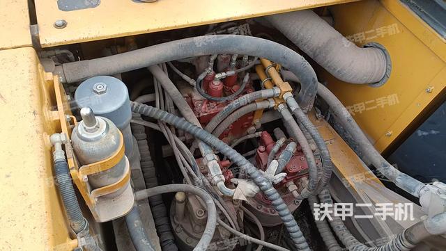 回轉(zhuǎn)馬達(dá)和主控閥(整機(jī)外觀) 回轉(zhuǎn)馬達(dá)和主控閥(整機(jī)外觀)