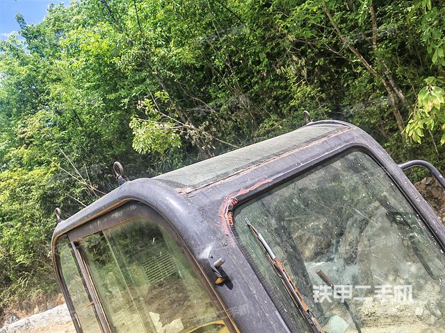 駕駛室頂部(整機(jī)外觀) 駕駛室頂部(整機(jī)外觀)