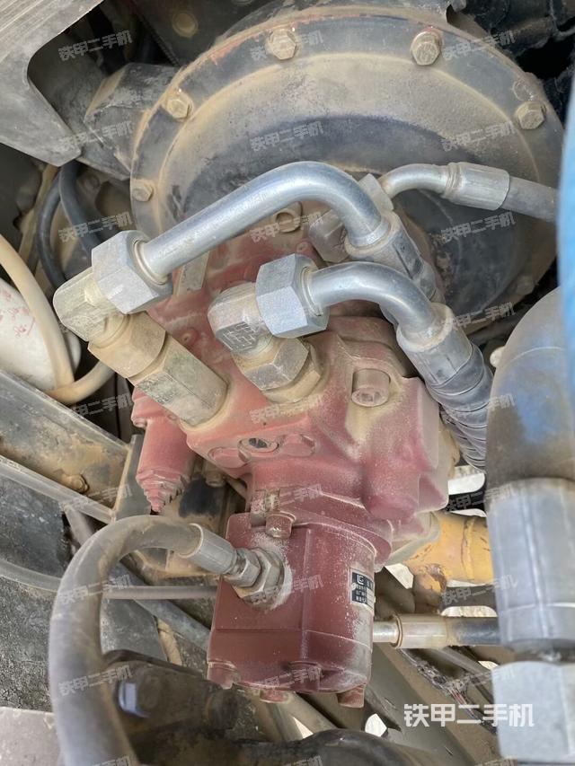 液压泵舱室正面整体(整机外观) 液压泵舱室正面整体(整机外观)