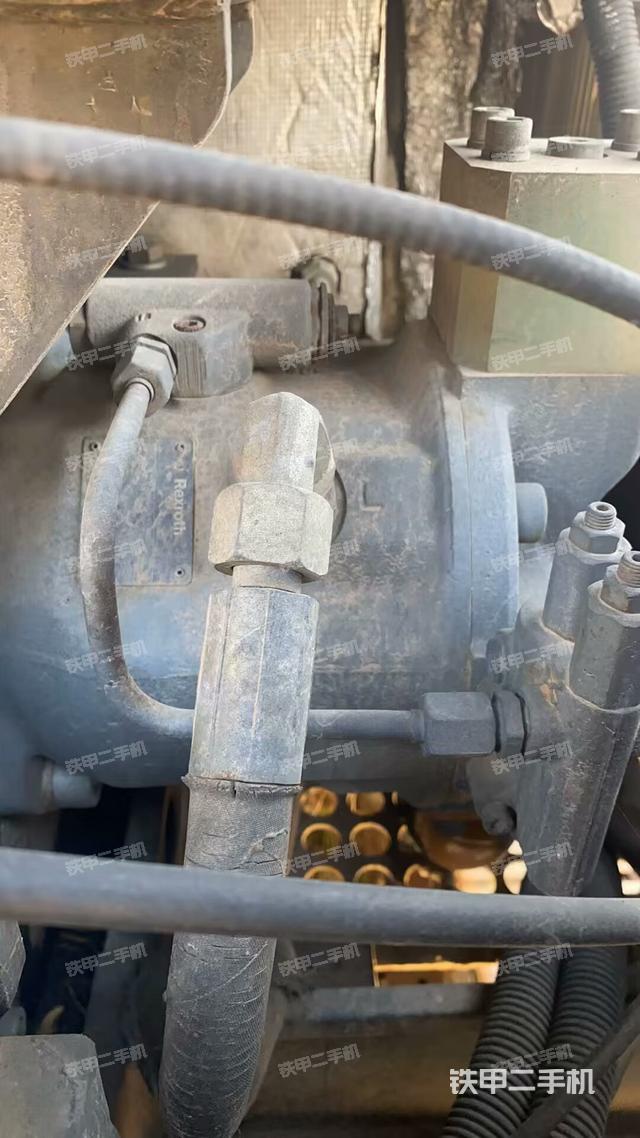 液压泵舱室正面整体(整机外观) 液压泵舱室正面整体(整机外观)