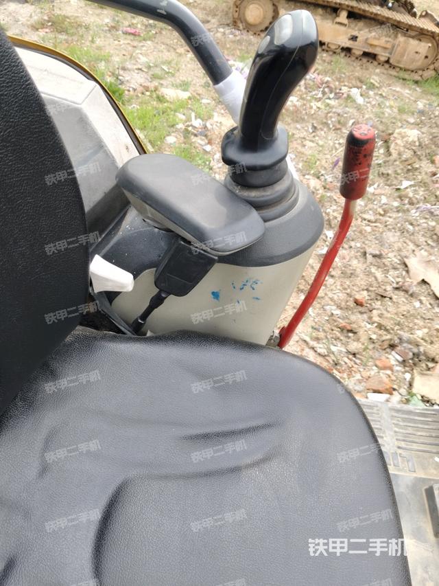 座椅左侧控制台/音响/含左手柄（驾驶室部分）