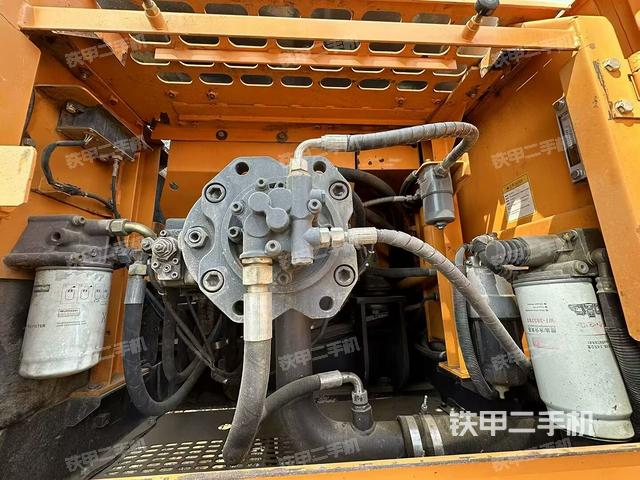 液壓泵艙室正面整體(整機外觀) 液壓泵艙室正面整體(整機外觀)