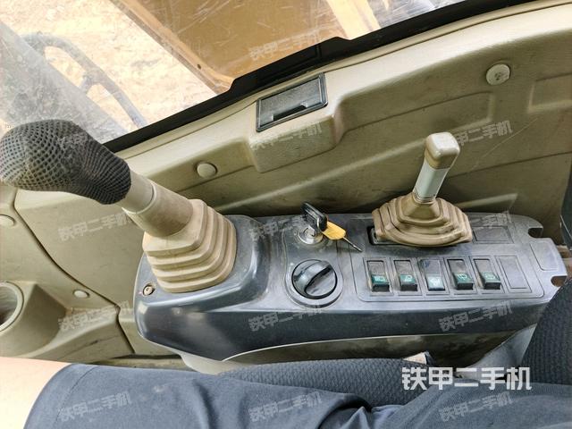 座椅右側(cè)控制臺(tái)/鑰匙門/油門/含右手柄(駕駛室部分) 座椅右側(cè)控制臺(tái)/鑰匙門/油門/含右手柄(駕駛室部分)