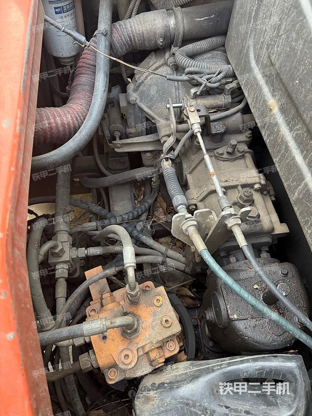 回轉(zhuǎn)馬達(dá)和主控閥（整機(jī)外觀）