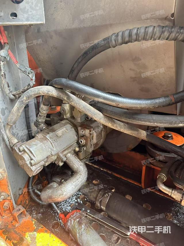 液壓泵艙室正面整體(整機外觀) 液壓泵艙室正面整體(整機外觀)