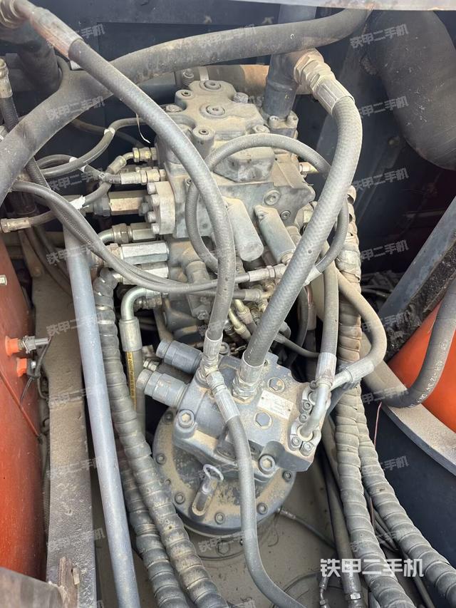 回转马达和主控阀(整机外观) 回转马达和主控阀(整机外观)