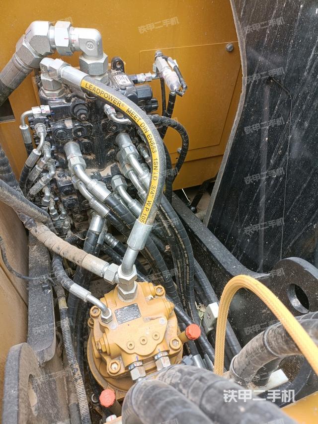 回轉(zhuǎn)馬達(dá)和主控閥(整機(jī)外觀) 回轉(zhuǎn)馬達(dá)和主控閥(整機(jī)外觀)