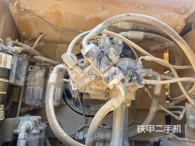 液压泵舱室正面整体（整机外观）