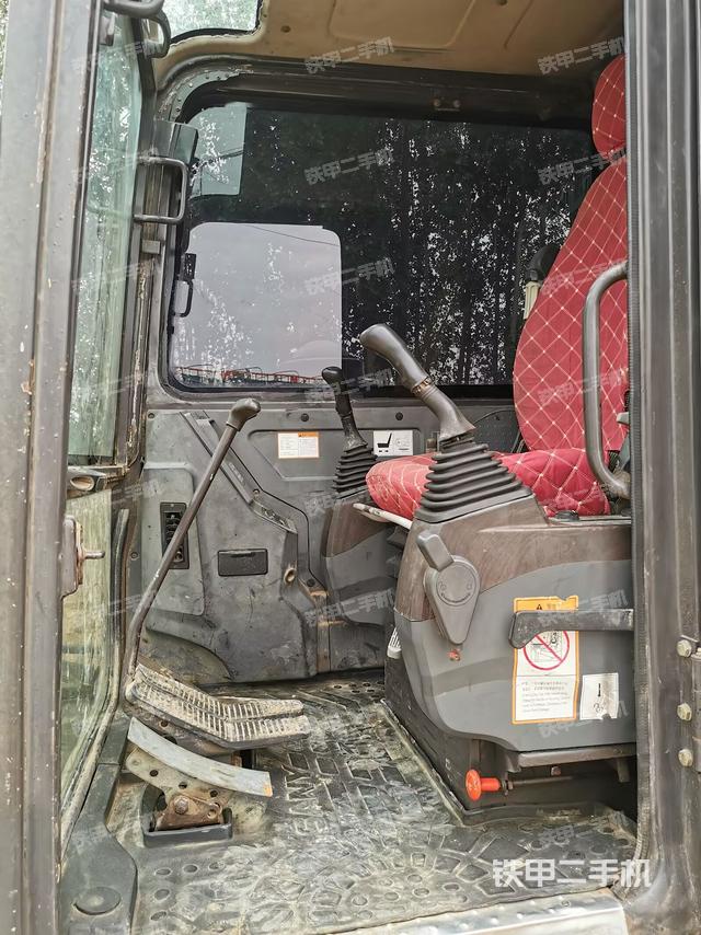 駕駛室頂部（整機外觀）