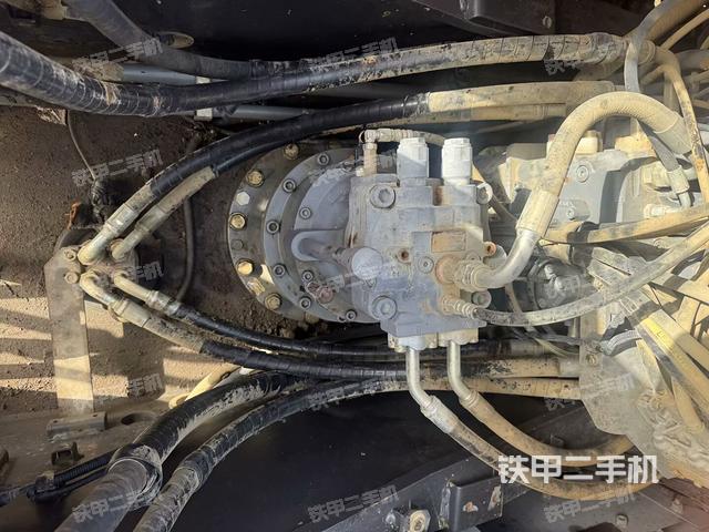 回转马达和主控阀(整机外观) 回转马达和主控阀(整机外观)