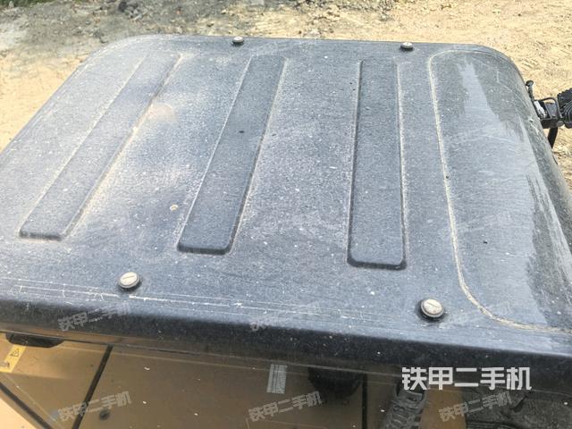 駕駛室頂部(整機(jī)外觀) 駕駛室頂部(整機(jī)外觀)