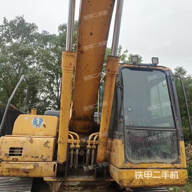 大臂油缸整体 竖拍(工作和回转装置) 大臂油缸整体 竖拍(工作和回转装置)