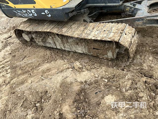 單側(cè)履帶整體(整機(jī)外觀) 單側(cè)履帶整體(整機(jī)外觀)