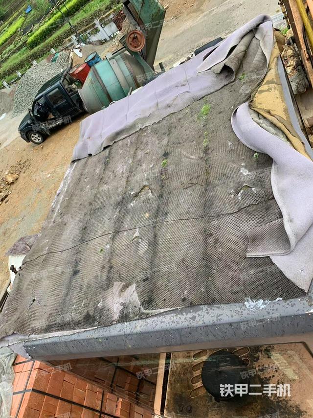 駕駛室頂部(整機(jī)外觀) 駕駛室頂部(整機(jī)外觀)