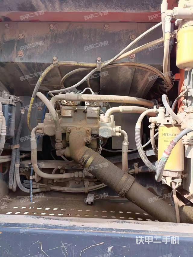 液压泵舱室正面整体（整机外观）