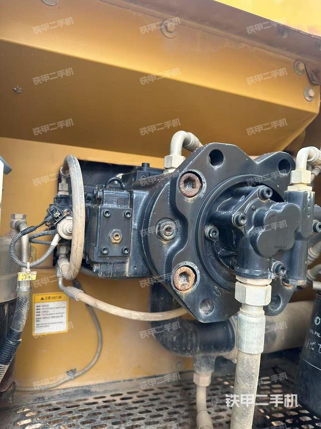 液压泵舱室正面整体(整机外观) 液压泵舱室正面整体(整机外观)