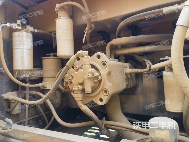 液压泵舱室正面整体(整机外观) 液压泵舱室正面整体(整机外观)