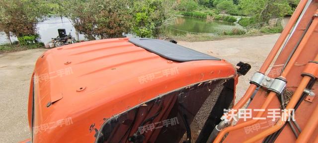 驾驶室顶部(整机外观) 驾驶室顶部(整机外观)