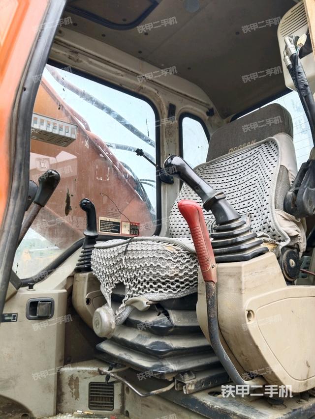 駕駛室整體(整機(jī)外觀) 駕駛室整體(整機(jī)外觀)