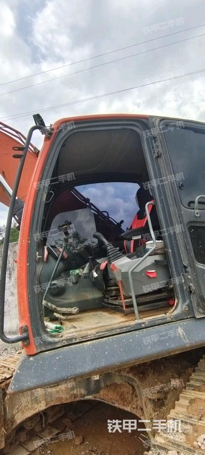 驾驶室整体(整机外观) 驾驶室整体(整机外观)