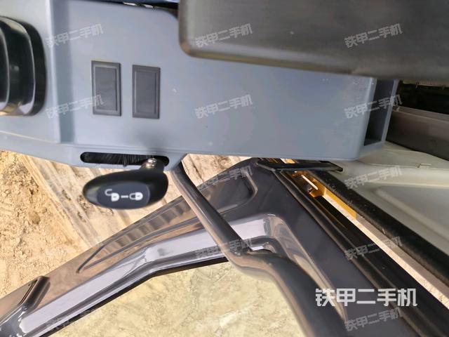 座椅右侧控制台/钥匙门/油门/含右手柄(驾驶室部分) 座椅右侧控制台/钥匙门/油门/含右手柄(驾驶室部分)