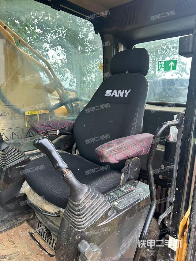 驾驶室整体(整机外观) 驾驶室整体(整机外观)