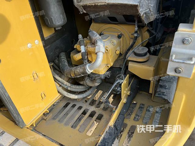 液壓泵艙室正面整體(整機外觀) 液壓泵艙室正面整體(整機外觀)