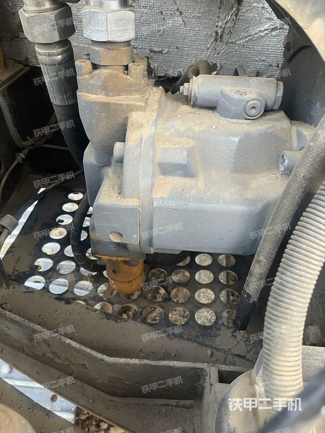液壓泵艙室正面整體(整機外觀) 液壓泵艙室正面整體(整機外觀)